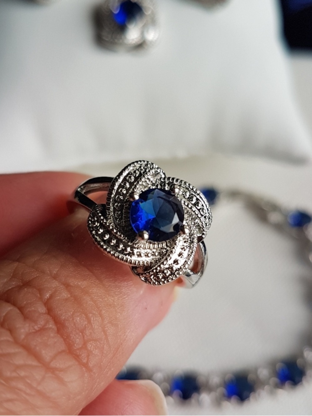 Swarovski Elements 925 Sterling Silver Blue Sapphire Halo Solitaire Ring NEW